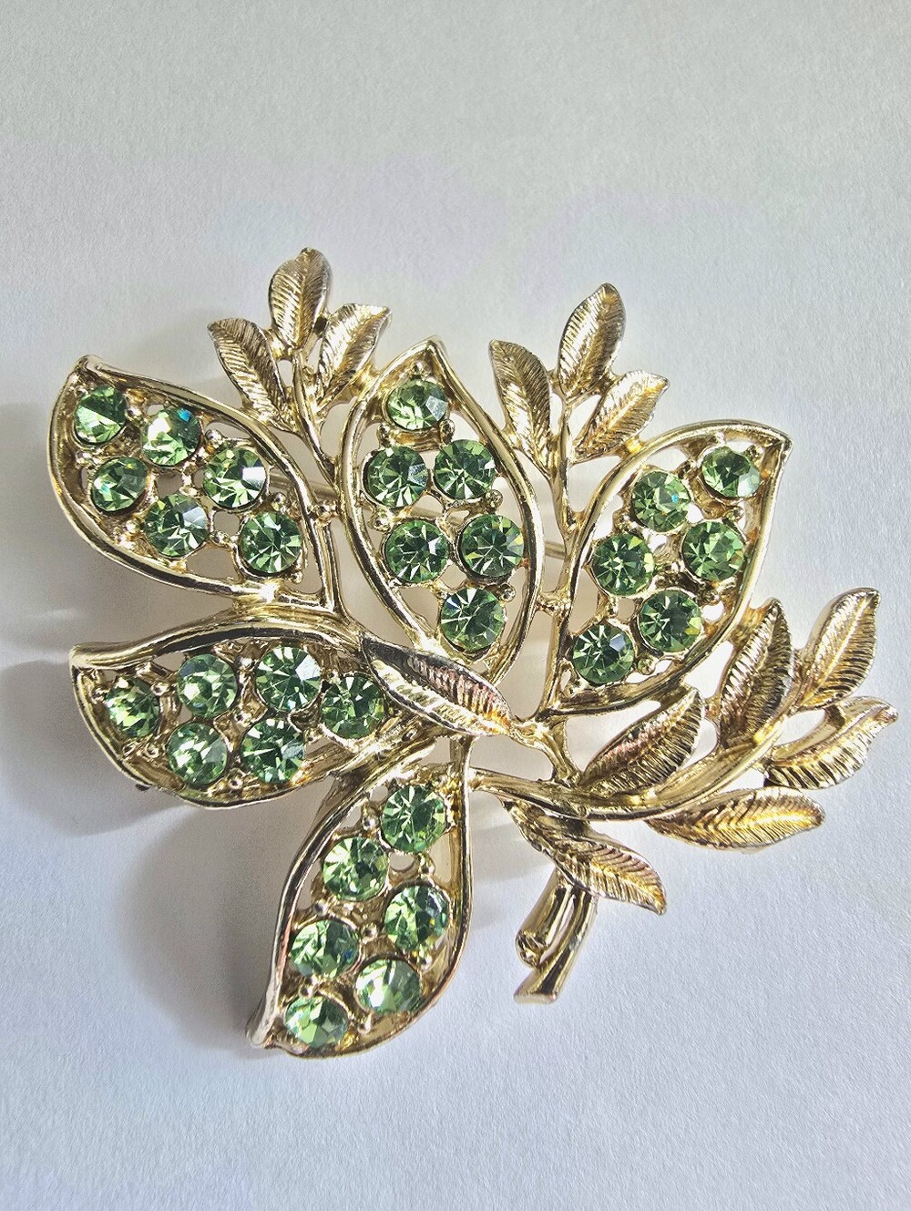 Vintage brooch pin green rhinetones leaf leaves gold tone jewelry nature